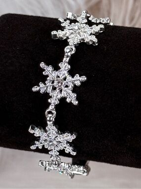 Vintage Silvertone star snowflake bling magnetic closure bracelet